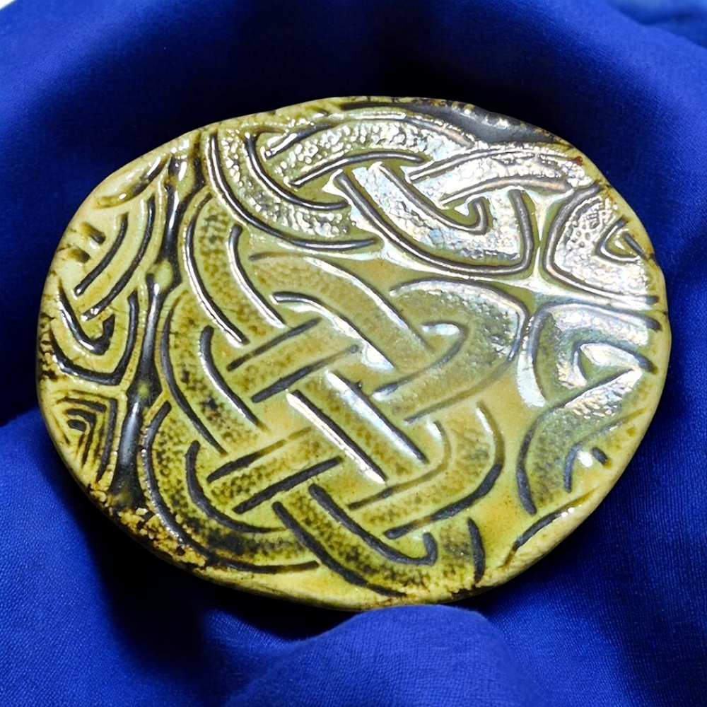 Large vintage Celtic knot design ceramic oval brooch/pin.